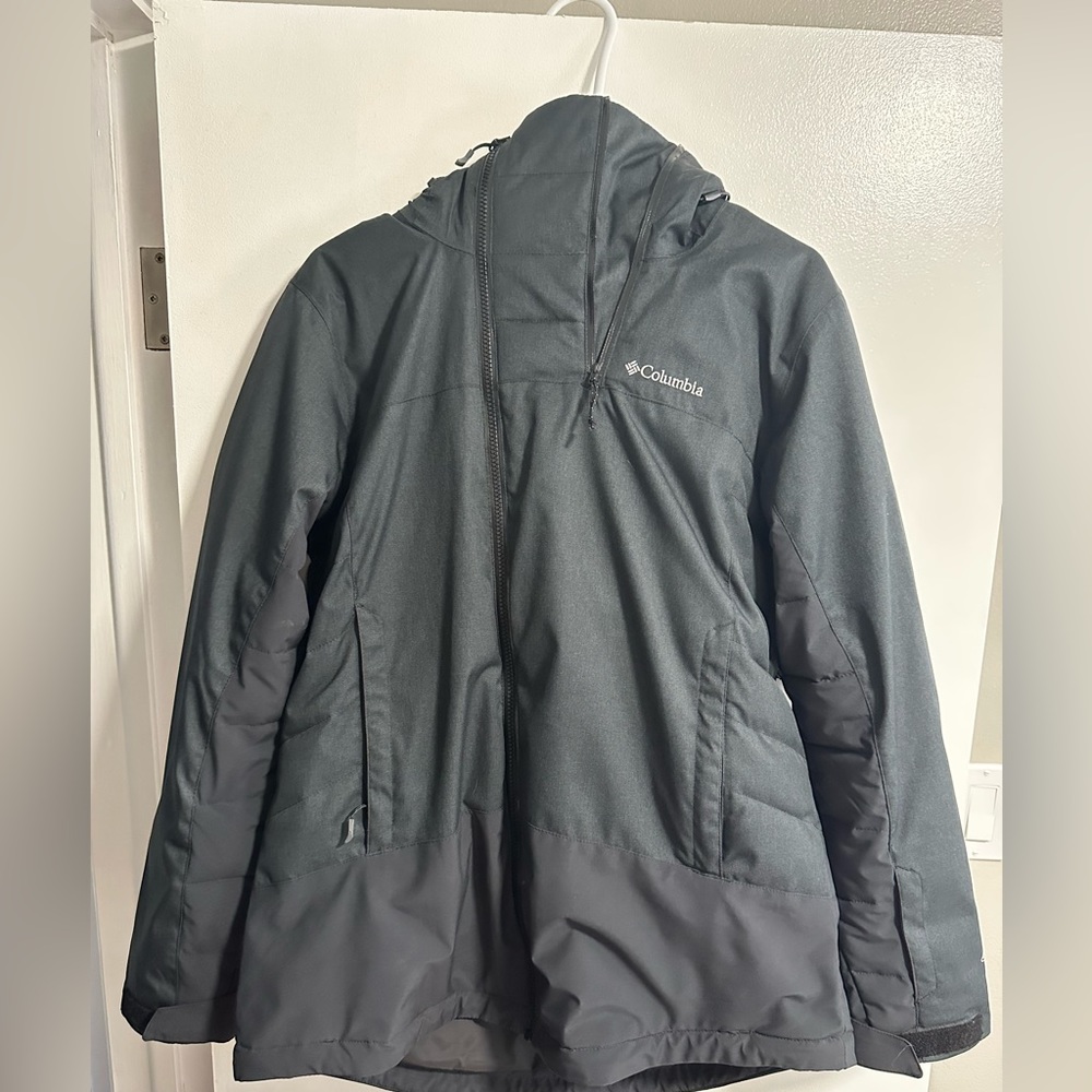 Columbia women’s ava alpine insulated jacket. Black with fur hood. Size Large.